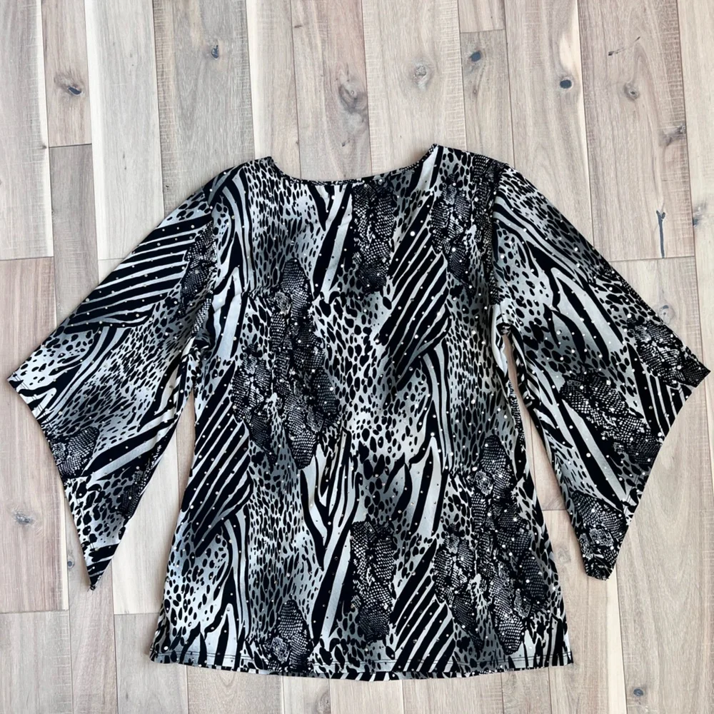 7 Wonders Women’s Blouse top with sequin black white and gray women’s small - Picture 9 of 9